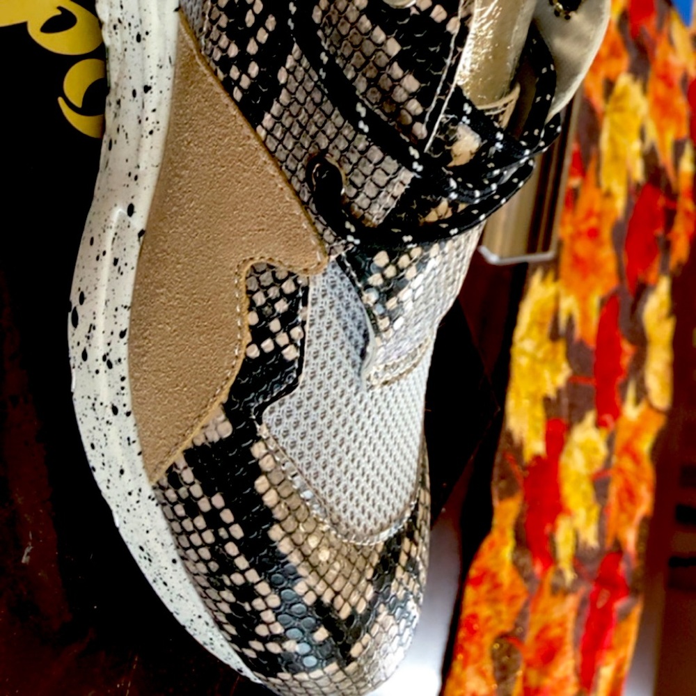 Size 11 Brand new Faux Steve Madden tennis shoe